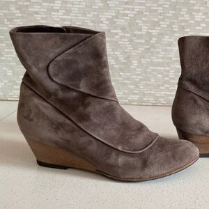 Coclico grey suede ankle wedge boots with zipper - size 38